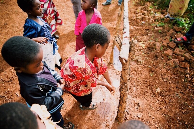 childrn washing hands